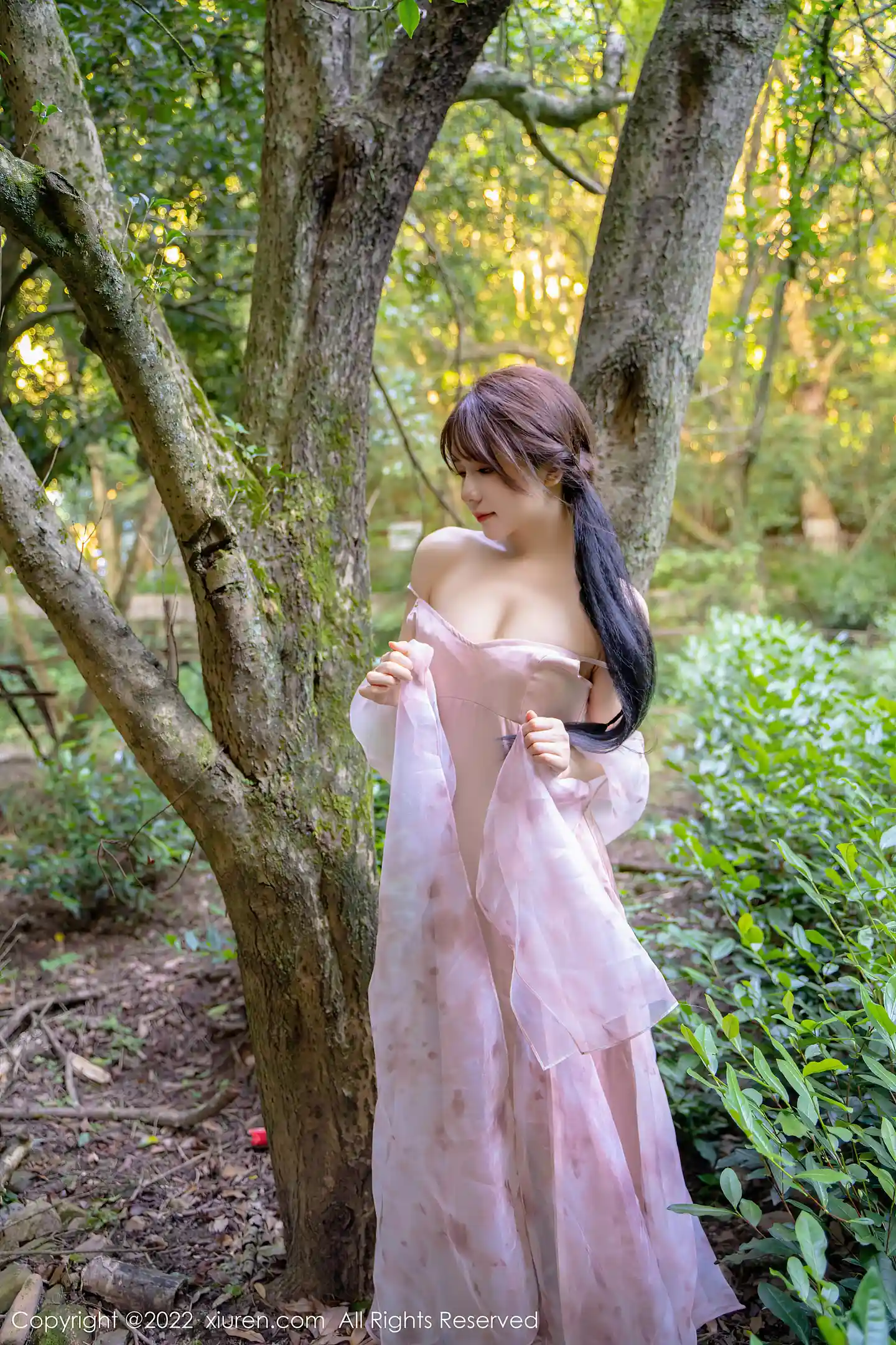 图片[5]-[XiuRen秀人网] VOL.5690 模特婠婠么户外拍摄性感淡紫色吊带裙秀曼妙身材靓丽迷人写真81P-秀人网官方网站